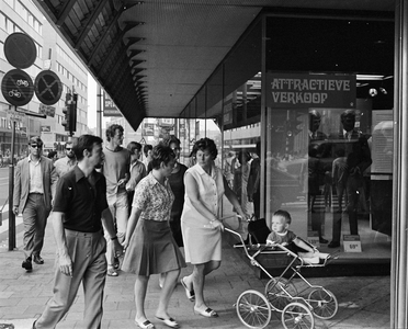 851230 Afbeelding van het winkelend publiek bij de ingang van Kreymborg op de hoek van de Lange Viestraat en de St. ...